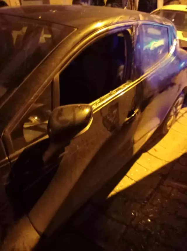 Park halindeki araca çarptıktan sonra kaçmak isterken sokağı birbirine kattı