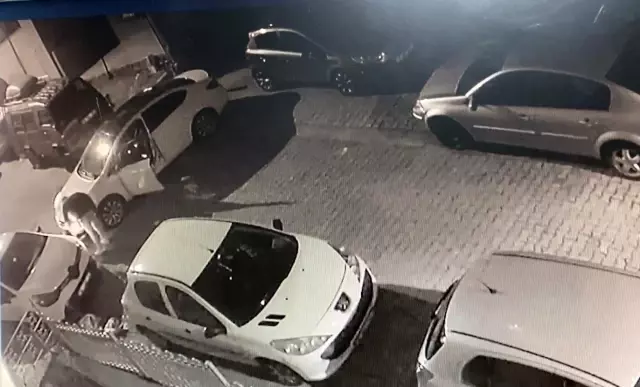 Park halindeki araca çarptıktan sonra kaçmak isterken sokağı birbirine kattı