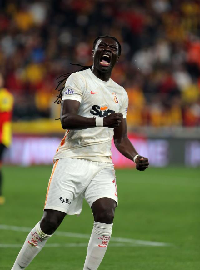 'Kral'a yakışır bir geri dönüş! 36 yaşındaki Gomis, Galatasaray'ı ipten aldı