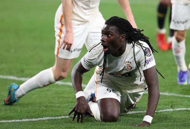 'Kral'a yakışır bir geri dönüş! 36 yaşındaki Gomis, Galatasaray'ı ipten aldı