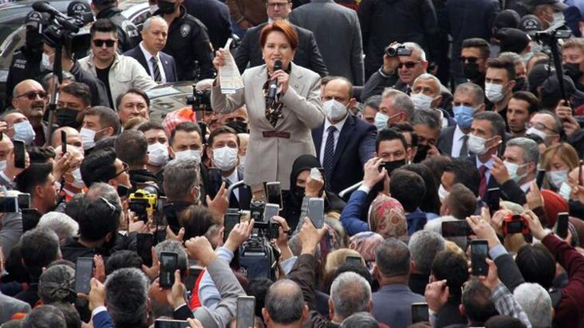 Meral Akşener, vatandaşın uzattığı faturayı eline alınca böyle tepki verdi: Oooovv bu ne ya?