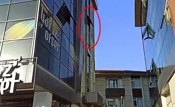 PENCEREYİ AÇARKEN İKİNCİ KATTAN DÜŞTÜ