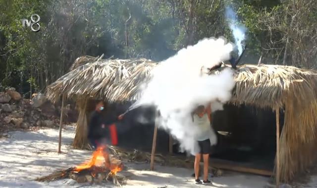 Survivor'da tehlikeli şakalaşma! 'Yakacağım burayı' diyen Yasin'e yangın tüpüyle müdahale edildi