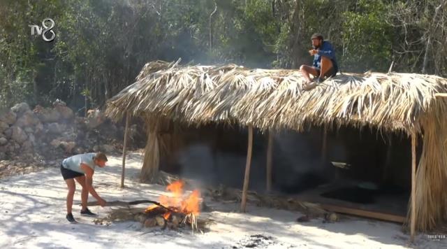 Survivor'da tehlikeli şakalaşma! 'Yakacağım burayı' diyen Yasin'e yangın tüpüyle müdahale edildi