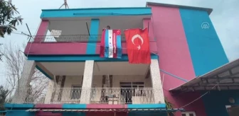 Trabzonspor taraftarı, 2 evini bordo-mavi renklere boyadı