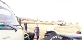 Burdur'da kamyonet ile otomobil kafa kafaya çarpıştı: 1 ağır,3 yaralı