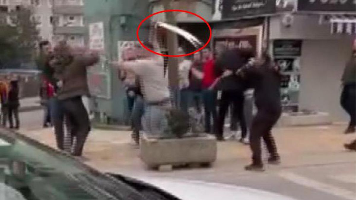 Çürük portakaldan çıkan kavgada bir kişi elinde kılıcıyla vatandaşlara saldırdı