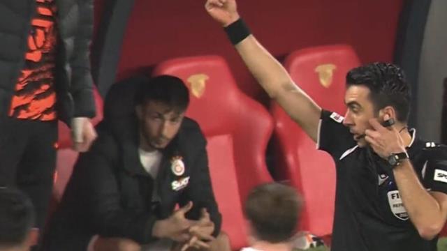 Maç bitti kavgası bitmedi! Genç yıldız Galatasaray taraftarını ikiye böldü Maç bitti kavgası bitmedi! Genç yıldız Galatasaray taraftarını ikiye böldü