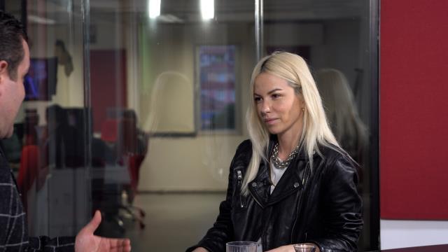 Seçil Gür'ün apartman boşluğunda söylediği şarkı hayatını değiştirdi, şimdi şarkılarıyla ünlülere rakip Seçil Gür'ün apartman boşluğunda söylediği şarkı hayatını değiştirdi, şimdi şarkılarıyla ünlülere rakip