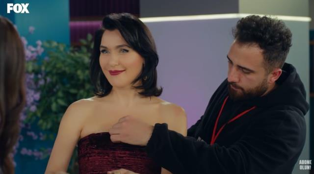 Yasak Elma dizisinde, kameramana tokat atan Muharrem Sarıkaya'ya gönderme yapıldı Yasak Elma dizisinde, kameramana tokat atan Muharrem Sarıkaya'ya gönderme yapıldı