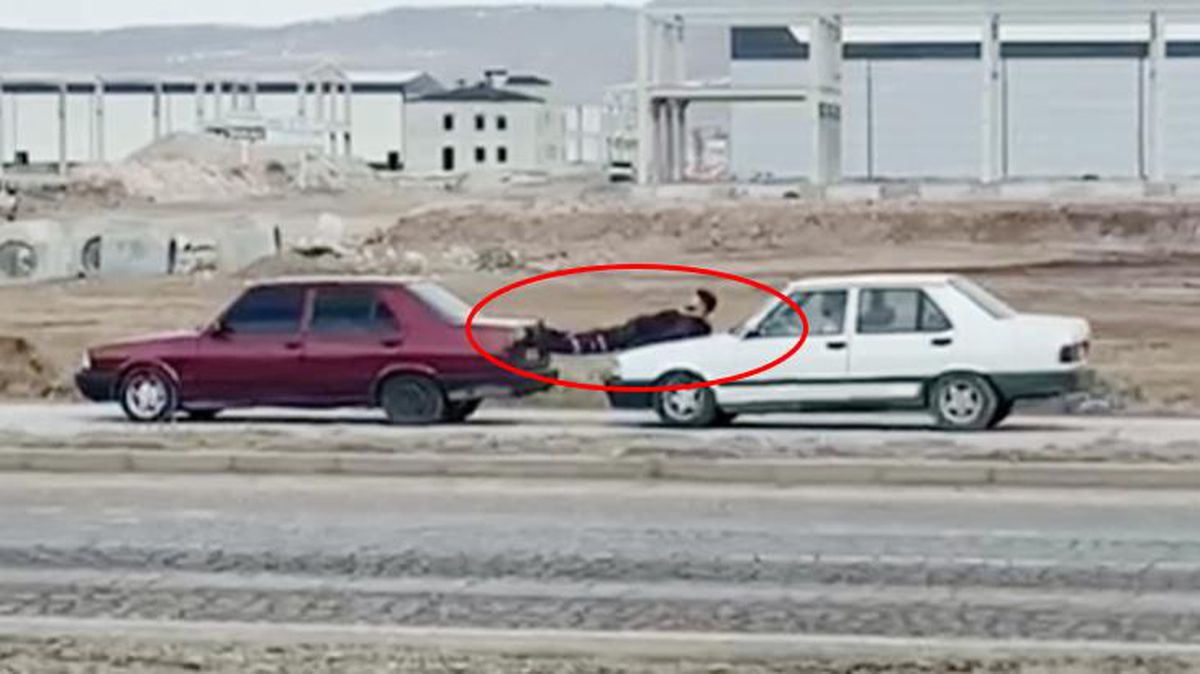 Akıllara durgunluk veren anlar kamerada! Kaputa yatıp, öndeki aracı itti