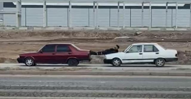 Aksaray'da akıllara durgunluk veren olay! Kaputa yatıp, öndeki aracı itti Aksaray'da akıllara durgunluk veren olay! Kaputa yatıp, öndeki aracı itti