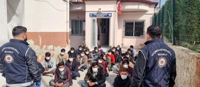 'Banker Bilo' filmi gerçek oldu! Göçmenleri İstanbul yerine Osmaniye'ye bıraktılar 'Banker Bilo' filmi gerçek oldu! Göçmenleri İstanbul yerine Osmaniye'ye bıraktılar