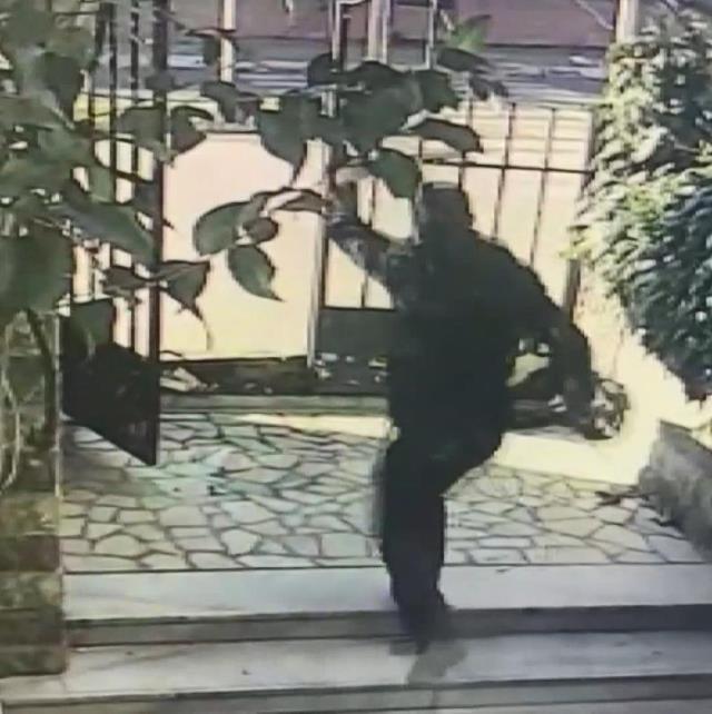 Defalarca hırsızlık yaptığı binada kendi fotoğrafını gören hırsızın yaptığı pes dedirtti