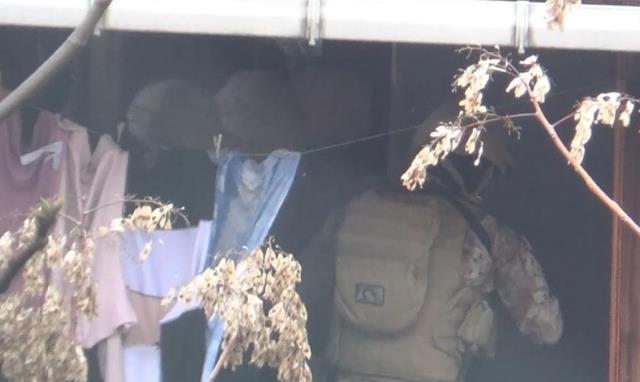 Komşusunu rehin alan silahlı saldırganı Özel Harekat Polisleri etkisi hale getirdi! O anlar kamerada