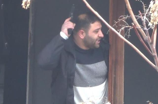 Komşusunu rehin alan silahlı saldırganı Özel Harekat Polisleri etkisi hale getirdi! O anlar kamerada