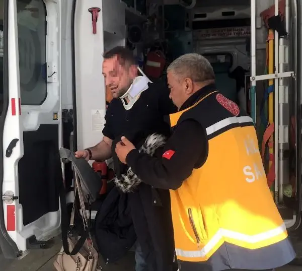 Otomobili takla atan adamın sedyedeki ilk sorusu duygulandırdı: Eşimin yanına gitmek istiyorum