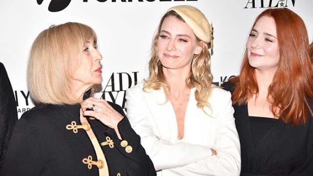 Tuba Ünsal başrolü oynadığı Adı Aylin oyununun galasında gözyaşlarına hakim olamadı Tuba Ünsal başrolü oynadığı Adı Aylin oyununun galasında gözyaşlarına hakim olamadı