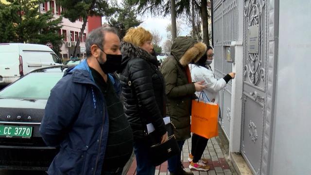 Ailelerini kurtarmak isteyen Ukraynalılar İstanbul-Ukrayna Başkonsolosluğu'na koştu