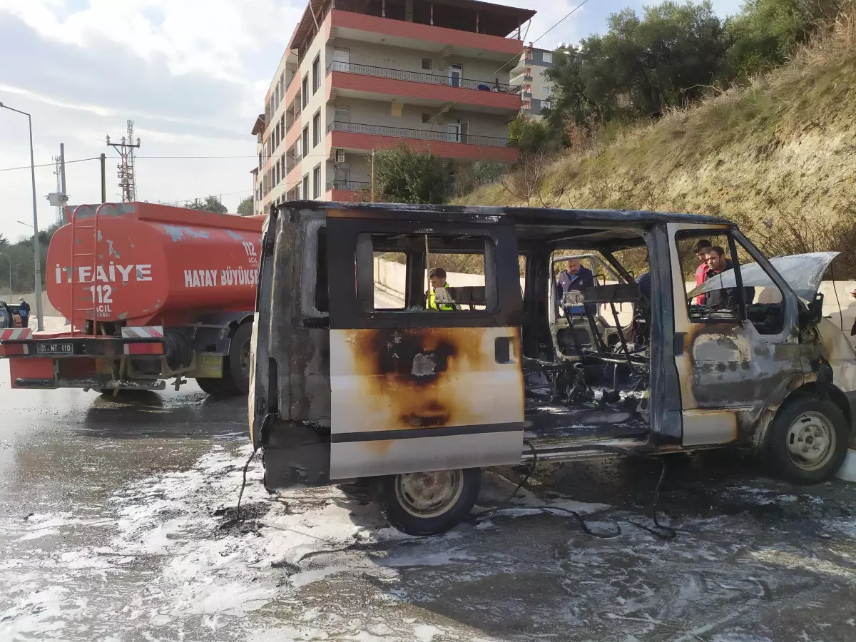 Hatay'da minibüste çıkan yangın söndürüldü