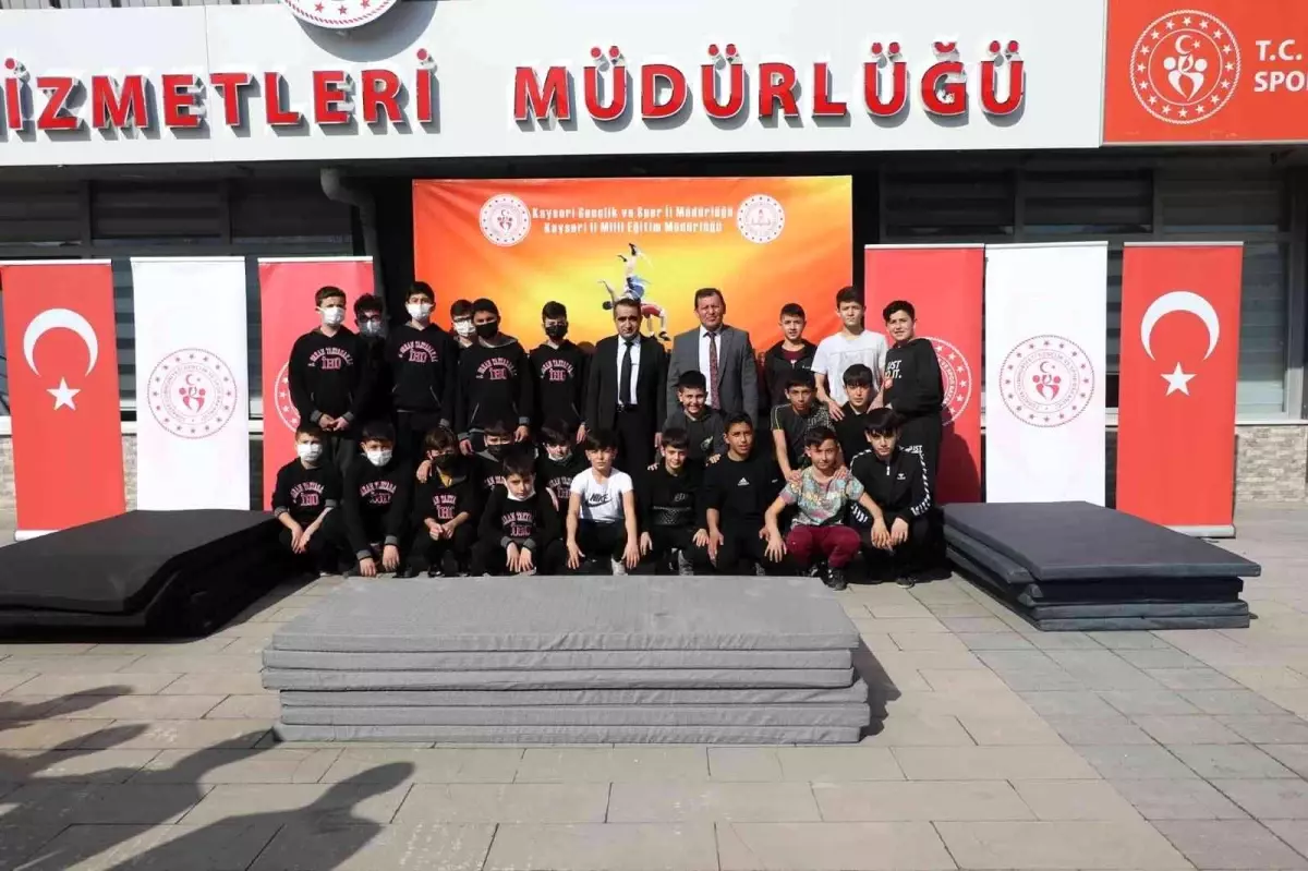 'Minder bizden pehlivan sizden' projesi kapsamında okullara minder verildi