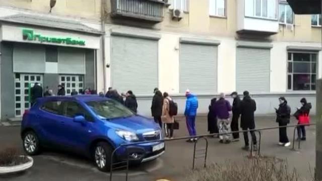 Savaş'ın başlamasıyla Ukrayna'da ATM ve istasyonlar önünde uzun kuyruklar oluştu