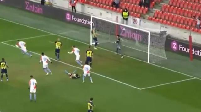 Taraftar artık ağlanacak hale gülüyor! Fenerbahçe'nin yediği gol dalga konusu oldu