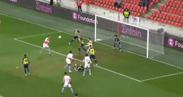 Taraftar artık ağlanacak hale gülüyor! Fenerbahçe'nin yediği gol dalga konusu oldu