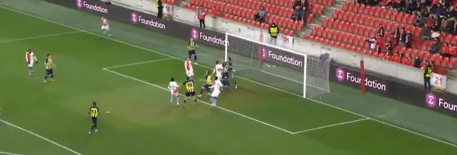 Taraftar artık ağlanacak hale gülüyor! Fenerbahçe'nin yediği gol dalga konusu oldu