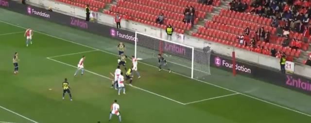 Taraftar artık ağlanacak hale gülüyor! Fenerbahçe'nin yediği gol dalga konusu oldu