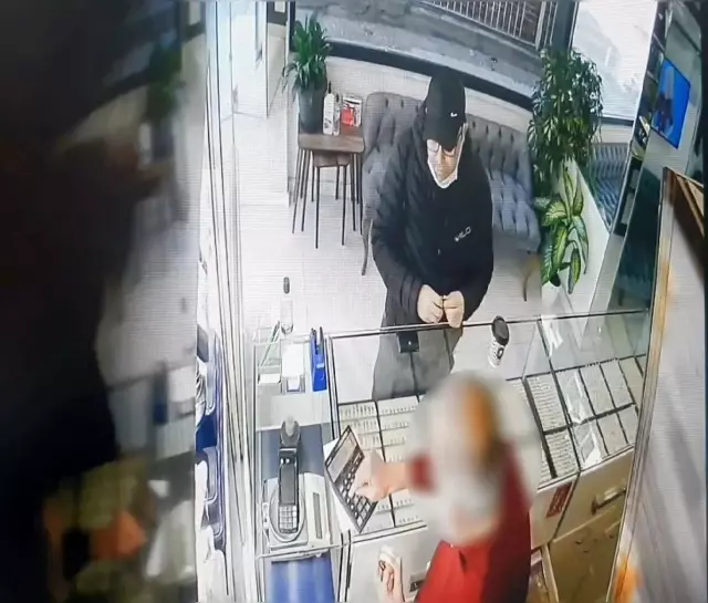 Yol sorma bahanesiyle hırsızlık! Turistleri uyku ilacıyla uyutup soydular Yol sorma bahanesiyle hırsızlık! Turistleri uyku ilacıyla uyutup soydular