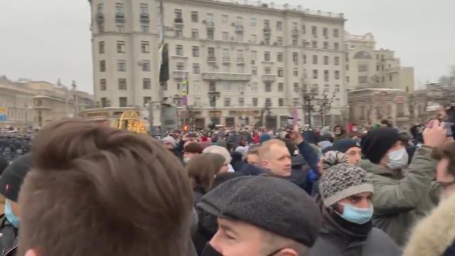 Ukrayna'daki savaşı protesto eden binlerce Rus vatandaş Moskova sokaklarına çıktı