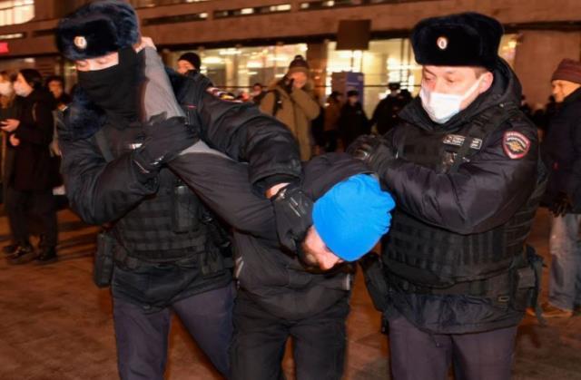 Ukrayna'daki savaşı protesto eden binlerce Rus vatandaş Moskova sokaklarına çıktı