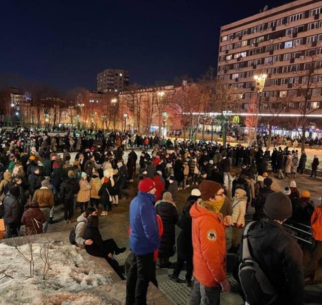 Ukrayna'daki savaşı protesto eden binlerce Rus vatandaş Moskova sokaklarına çıktı