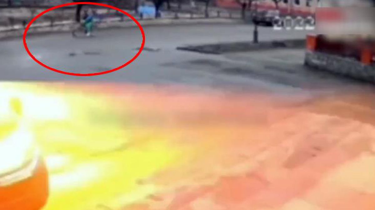 Ukrayna'dan kan donduran görüntü! Rusların attığı füze bisiklet süren çocuğun üstüne düştü