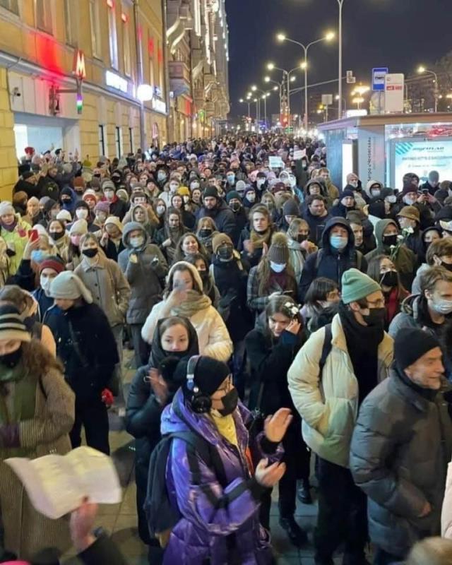 Zelenski'nin çağrısından sonra Ruslar Moskova'da sokaklara döküldü! Yüzlerce gözaltı var