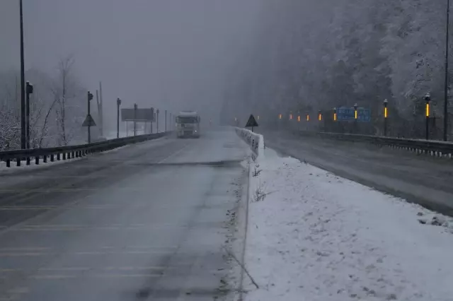 Bolu Dağı'nda kar yağışı devam ediyor