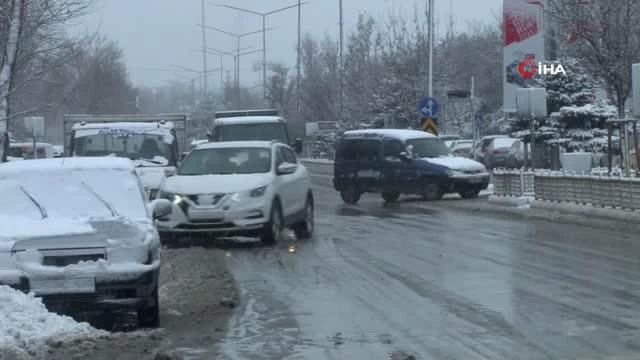 Erzurum'da kış geri döndü, kent beyaza büründü