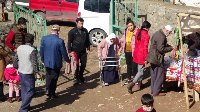 Felçli vatandaşların ziyaret edip şifa buldukları iddia edilen türbe vatandaşların akınına uğruyor