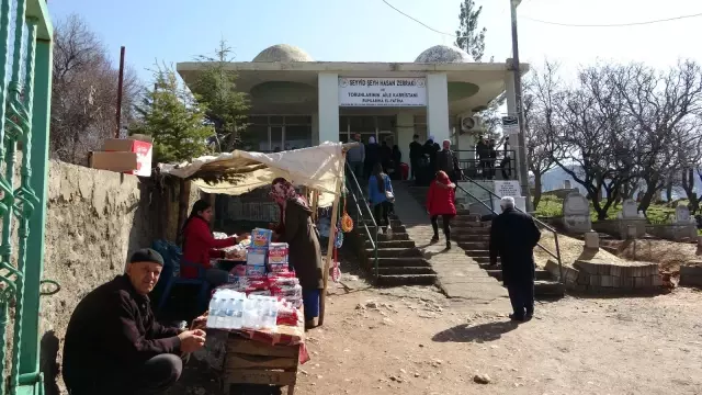 Felçli vatandaşların ziyaret edip şifa buldukları iddia edilen türbe vatandaşların akınına uğruyor