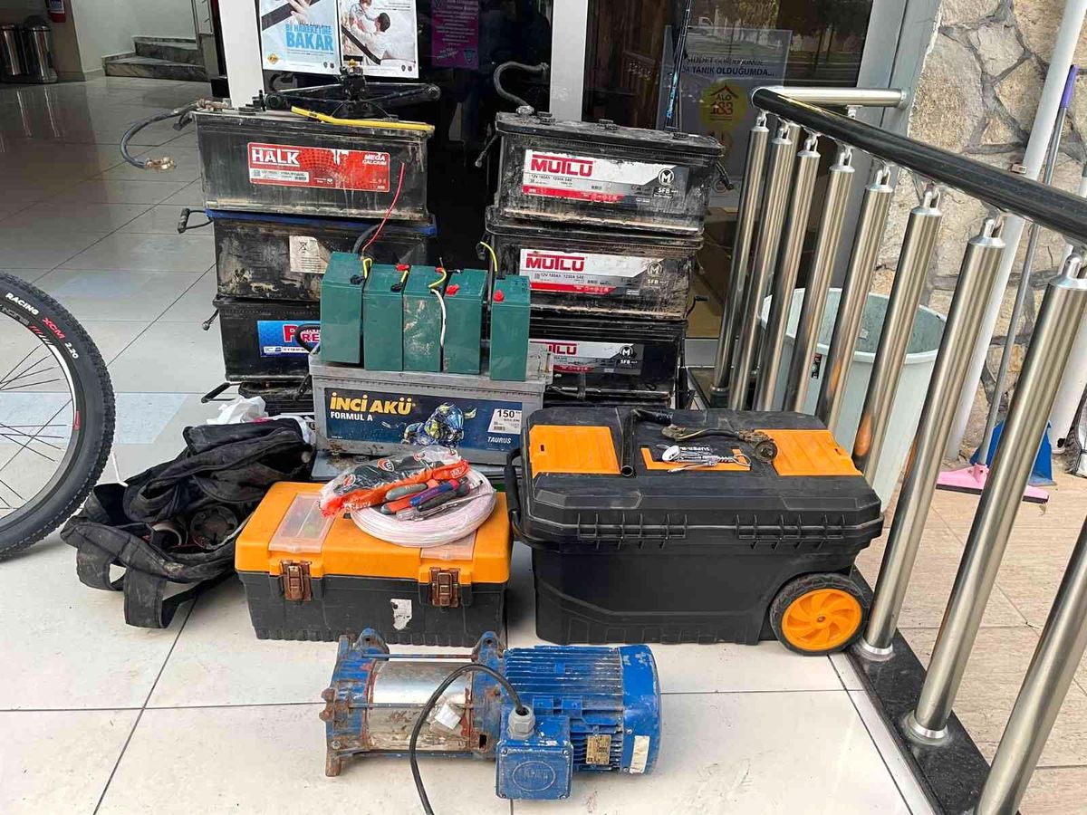 Kiralık araçla hırsızlık yapan iki şüpheli tutuklandı Haberler