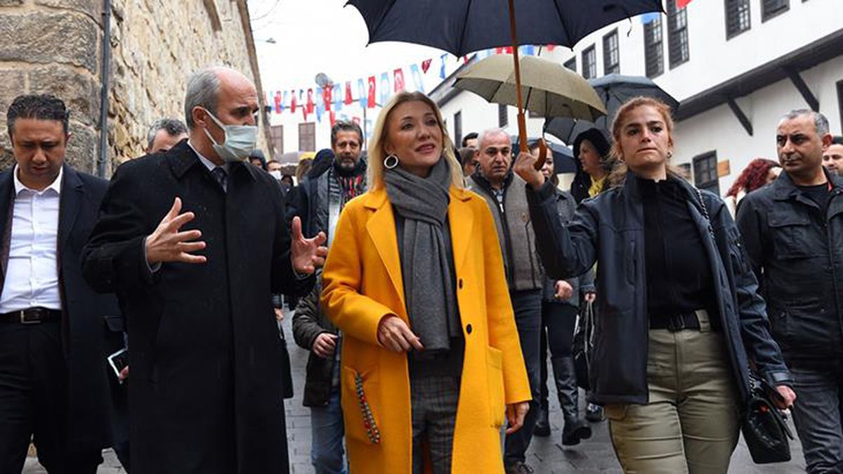 Koruma polisine çanta taşıtması ve şemsiye tutturmasıyla eleştirilen Bakan Ersoy'un eşi Pervin Ersoy sessizliğini bozdu