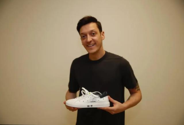 Mesut Özil'in dudak uçuklatan servetini konuşuyorlar! Girmediği sektör kalmamış