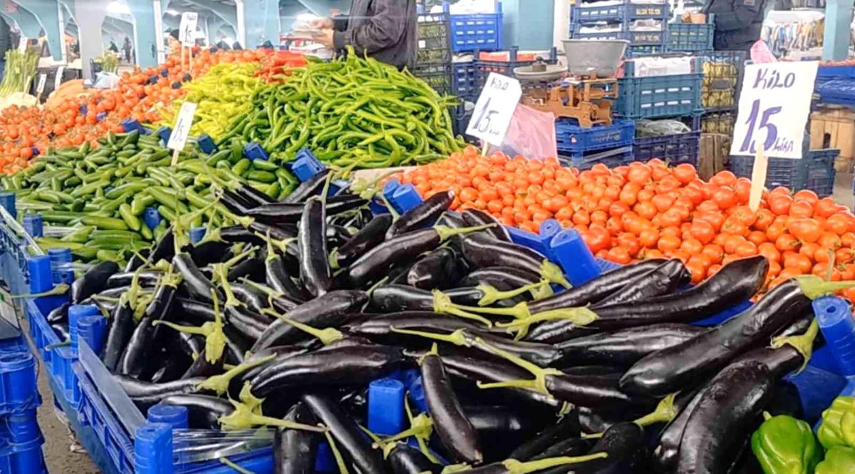 Semt pazarlarında sebze fiyatları yarı yarıya düştü: Domates, salatalık, patlıcan 15 TL