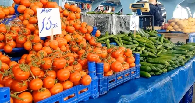 Semt pazarlarında bazı sebze fiyatlarında düşüş yaşanıyor... Pazarda 15 TL, markette 25 TL