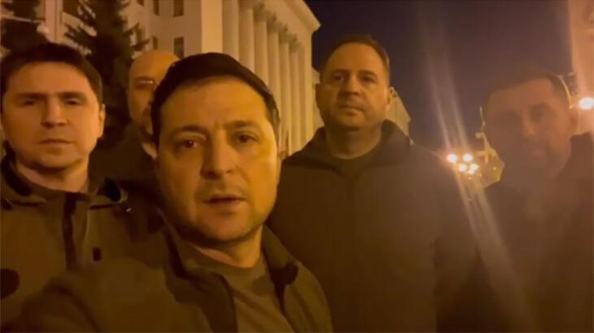 Zelenskiy, 'Ülkeden kaçtı' iddialarına Kiev sokaklarından yanıt verdi: Biz buradayız, ülkemizi savunuyoruz
