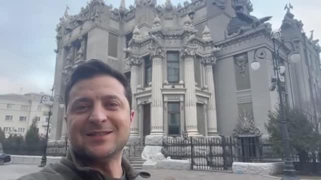 Dün gece 'Bu beni son görüşünüz olabilir' diyen Zelenski, yeni güne meydan okuyarak başladı