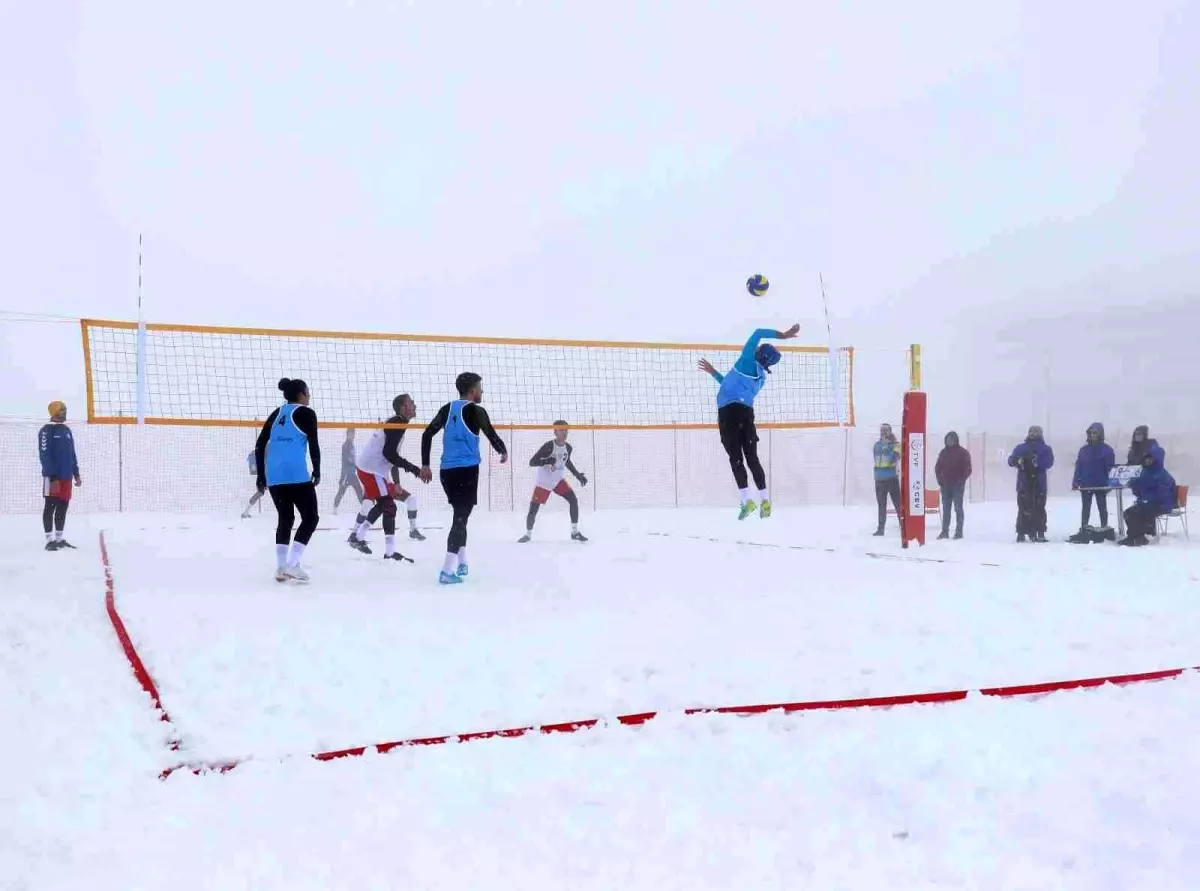 Kar voleybolu şampiyonası Sivas'ta başladı