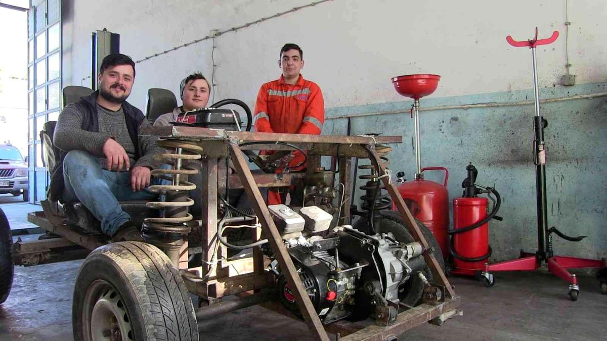 İki kardeş hurdadan 10 bin liraya araç yaptı! 80 kilometrede 3 litre yakıt harcıyor