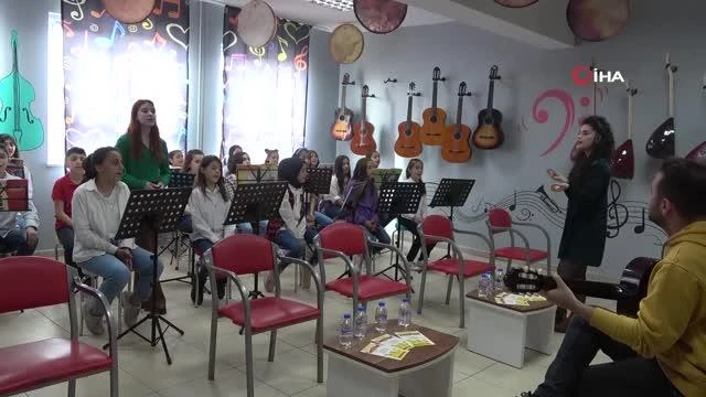 Merve Özbey, kızının doğum günü anısına Mardin'deki bir okula müzik atölyesi yaptırdı